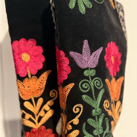 Galeri Cengiz hand crafted in Istanbul, Floral Embroidered Black Boots - Picture 2 of 4